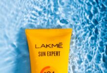 여름철 여드름 예방과 관리 a tube of sunscreen on a blue surface