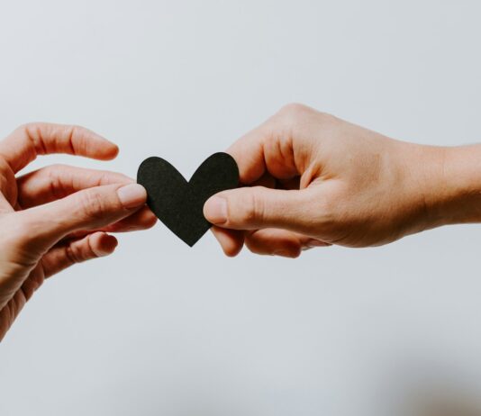 새해, 정신적 웰빙을 위한 실천 방법 two person holding papercut heart