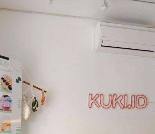 여름철 에어컨 사용 시 건강 관리법 a living room with a couch and a table