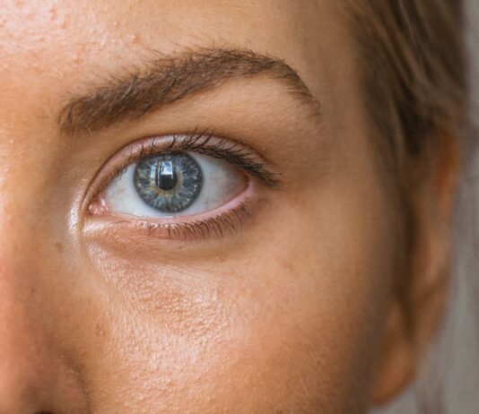 “디지털 기기와 눈 건강, 일상 속 슬기로운 눈 보호법” close-up photo of persons eye