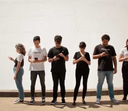 스마트폰 손목통증, ‘스마트폰 거북목’을 뛰어넘어 스마트폰 수근… group of people standing on brown floor