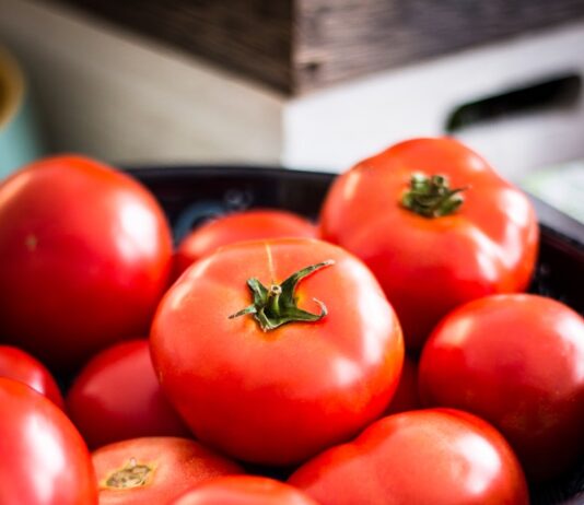 운동 후 피로 회복을 돕는 식품 10가지 a bowl of red tomatoes
