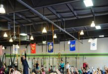 건강한 겨울을 위한 체력 강화 프로그램 people doing yoga inside gym