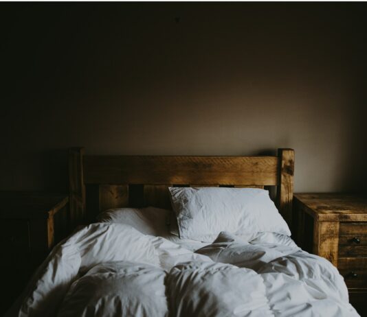 만성피로 증후군, 올바른 관리와 생활습관 개선으로 극복하자 white comforter