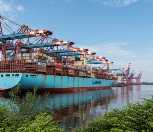 산업부·관세청, 전략물자 불법수출 단속 강화 위해 협업 a large blue boat sitting next to a dock