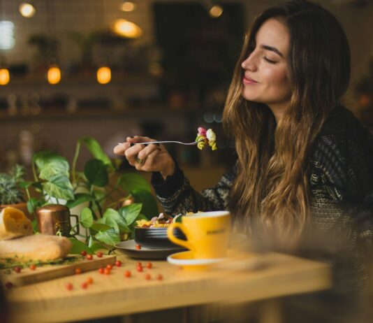 다이어트, 내 삶의 새로운 출발점 woman holding fork in front table
