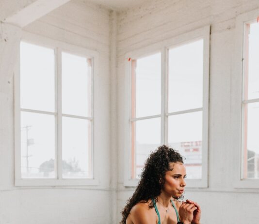 근육 관리, 건강한 삶을 위한 첫걸음 a woman squatting on the floor in a gym