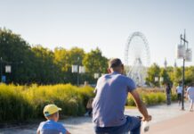 지구력 향상을 위한 운동 알아보기 man in blue t-shirt riding on black bicycle during daytime