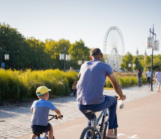 지구력 향상을 위한 운동 알아보기 man in blue t-shirt riding on black bicycle during daytime
