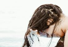 아름답고 건강한 헤어를 위한 올바른 관리법 woman in body of water