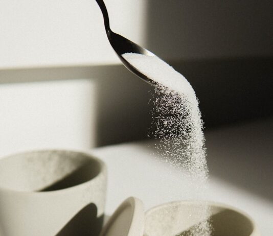 설탕 줄이기가 건강에 주는 이점 white ceramic bowl on white table