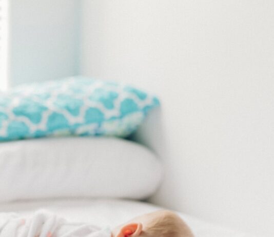 “수면의 힘, 건강을 결정한다” photo of baby laying on bed
