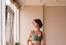 5분이면 됩니다… 편하게 누워서 근육 키울 수 있는 운동 TOP 4 a woman in a green sports bra top and leggings holding a yoga mat
