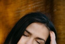 반복되는 피로감, 혹시 만성피로증후군일까? woman in white crew neck t-shirt