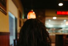 “밤마다 배가 고파요”… 단순한 식욕이 아니라 ‘호르몬 리듬’이 깨진 것일 수 있습니다 woman in black and white plaid long sleeve shirt eating fries