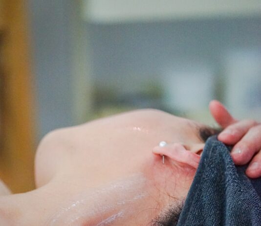 몸과 마음을 동시에 치유한다, 최근 주목받는 대체요법 트렌드 a man laying down with a towel on his head